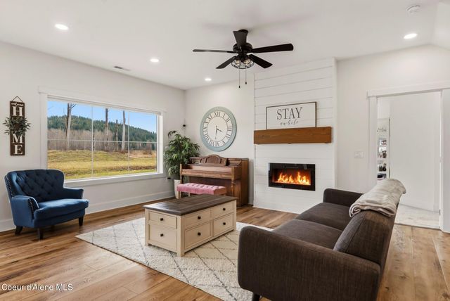 61 Lightfoot Dr, Sandpoint, ID 83864