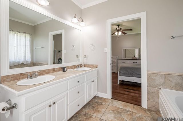 27160 Woods Edge Ln, Walker, LA 70785