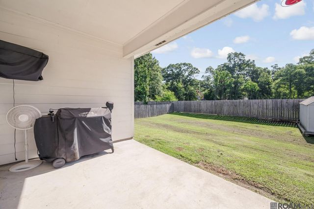 27160 Woods Edge Ln, Walker, LA 70785