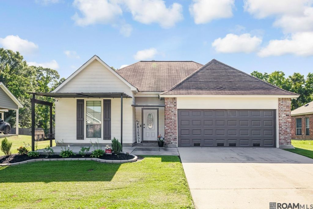 27160 Woods Edge Ln, Walker, LA 70785