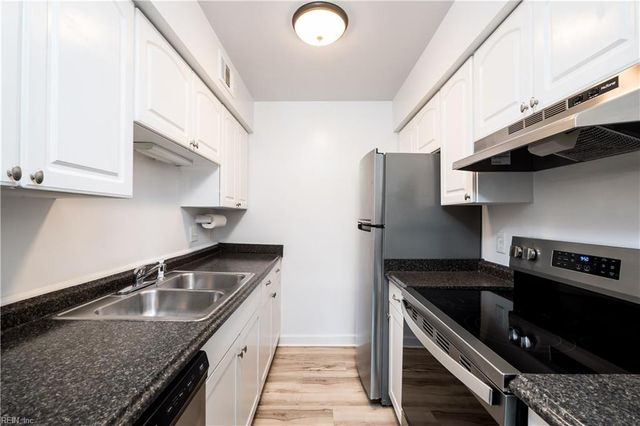 1446 Deerpond LN, Virginia Beach, VA 23464