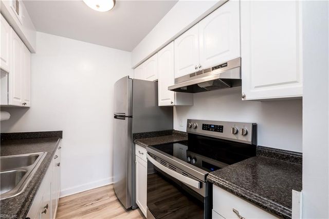 1446 Deerpond LN, Virginia Beach, VA 23464