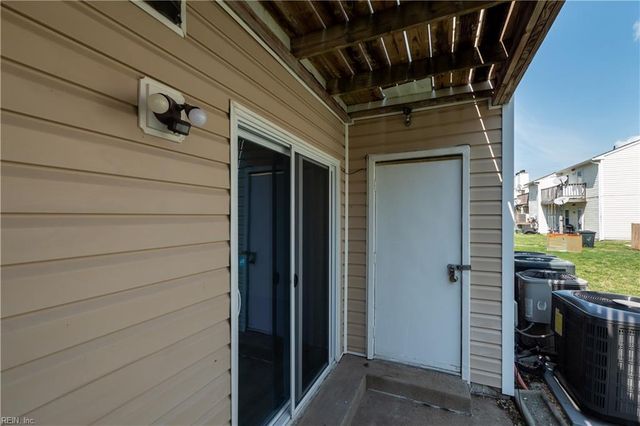 1446 Deerpond LN, Virginia Beach, VA 23464