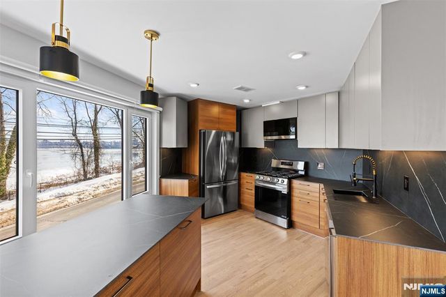 7 Sterling Place 1, Edgewater, NJ 07020