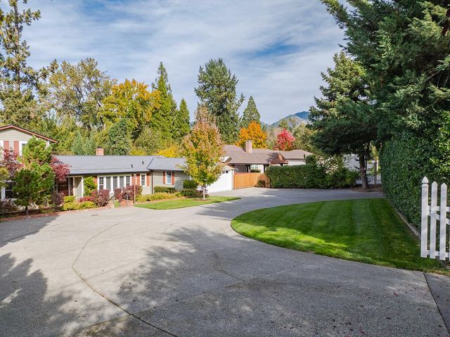 2250 Rogue River Highway, Grants Pass, OR 97527
