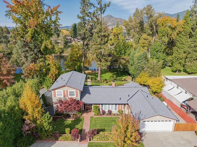 2250 Rogue River Highway, Grants Pass, OR 97527
