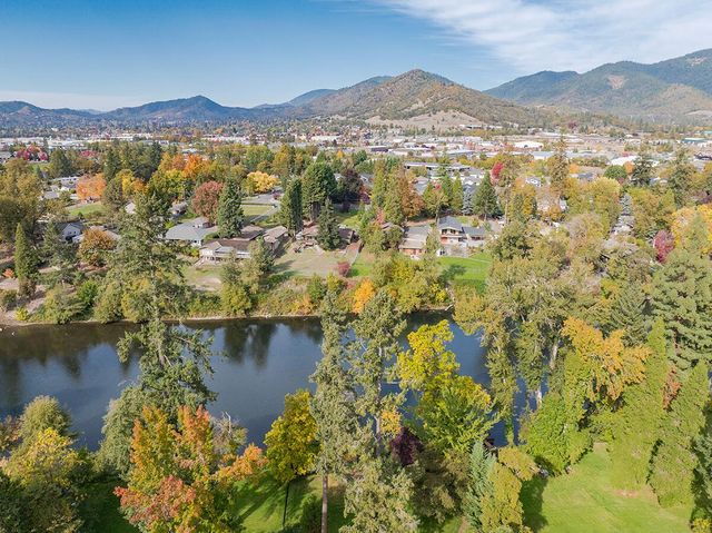2250 Rogue River Highway, Grants Pass, OR 97527