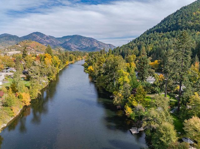 2250 Rogue River Highway, Grants Pass, OR 97527