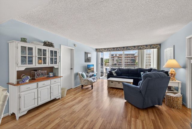 336 Golfview Road 207, North Palm Beach, FL 33408