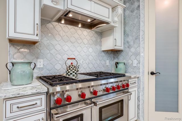 3960 HARVEST CREEK Court, Oakland Charter Township, MI 48306