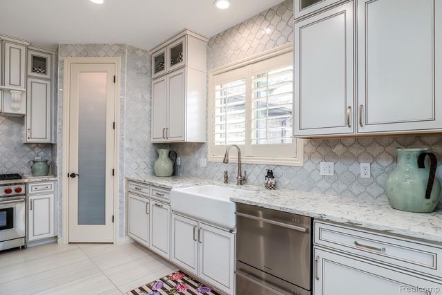 3960 HARVEST CREEK Court, Oakland Charter Township, MI 48306