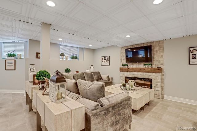 3960 HARVEST CREEK Court, Oakland Charter Township, MI 48306