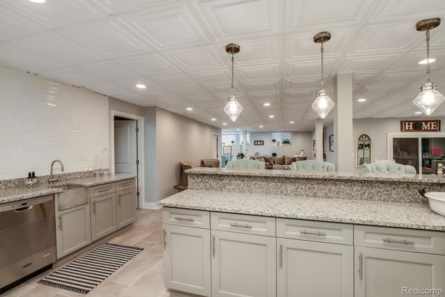 3960 HARVEST CREEK Court, Oakland Charter Township, MI 48306