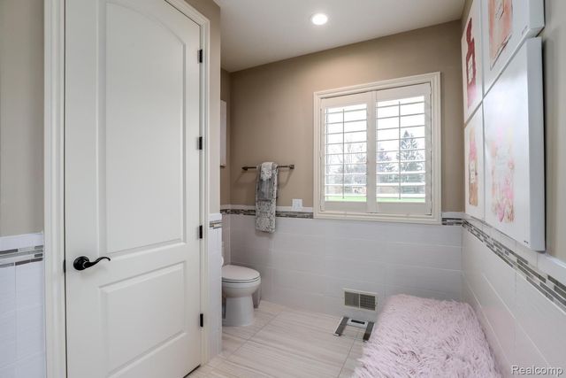 3960 HARVEST CREEK Court, Oakland Charter Township, MI 48306