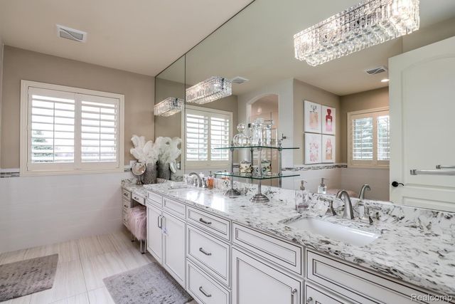 3960 HARVEST CREEK Court, Oakland Charter Township, MI 48306