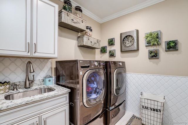 3960 HARVEST CREEK Court, Oakland Charter Township, MI 48306