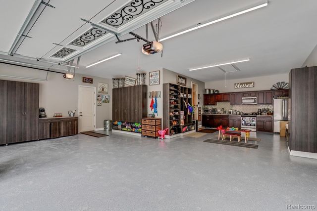 3960 HARVEST CREEK Court, Oakland Charter Township, MI 48306