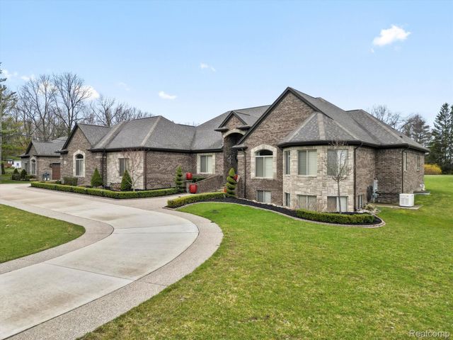 3960 HARVEST CREEK Court, Oakland Charter Township, MI 48306