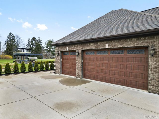 3960 HARVEST CREEK Court, Oakland Charter Township, MI 48306
