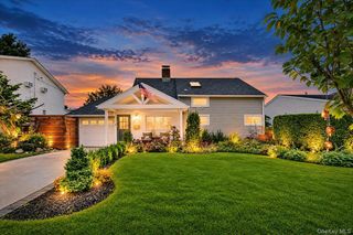 17 Woodpecker Lane, Levittown, NY 11756