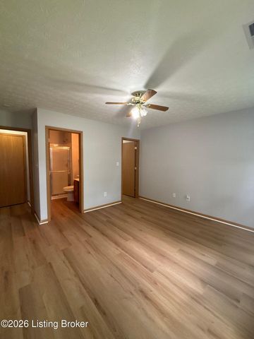 6711 Hunters Creek Blvd, Louisville, KY 40258