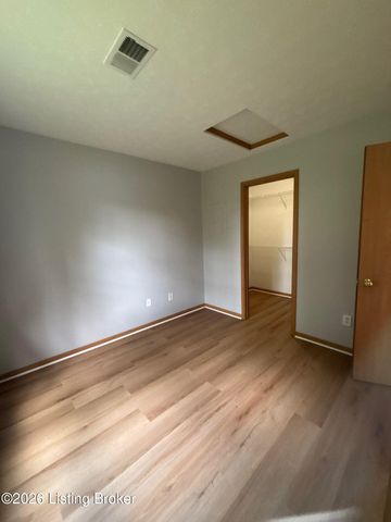 6711 Hunters Creek Blvd, Louisville, KY 40258