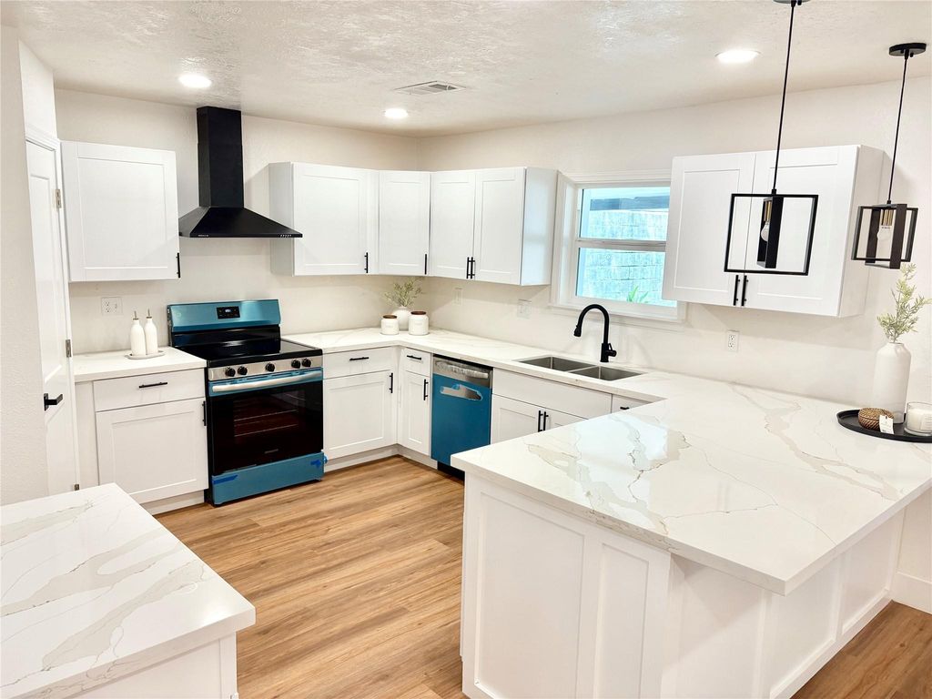 3726 Heatherbrook Drive, Houston, TX 77045