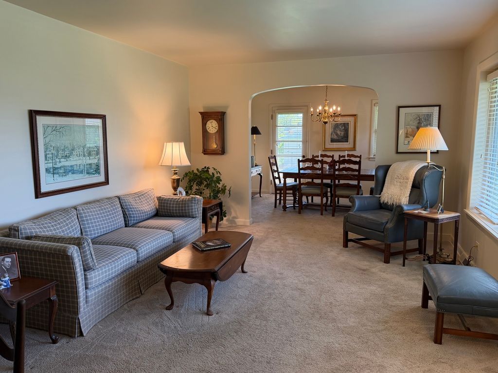 Image 2 of property listing at 10045 S 53rd Avenue, Oak Lawn, IL 60453