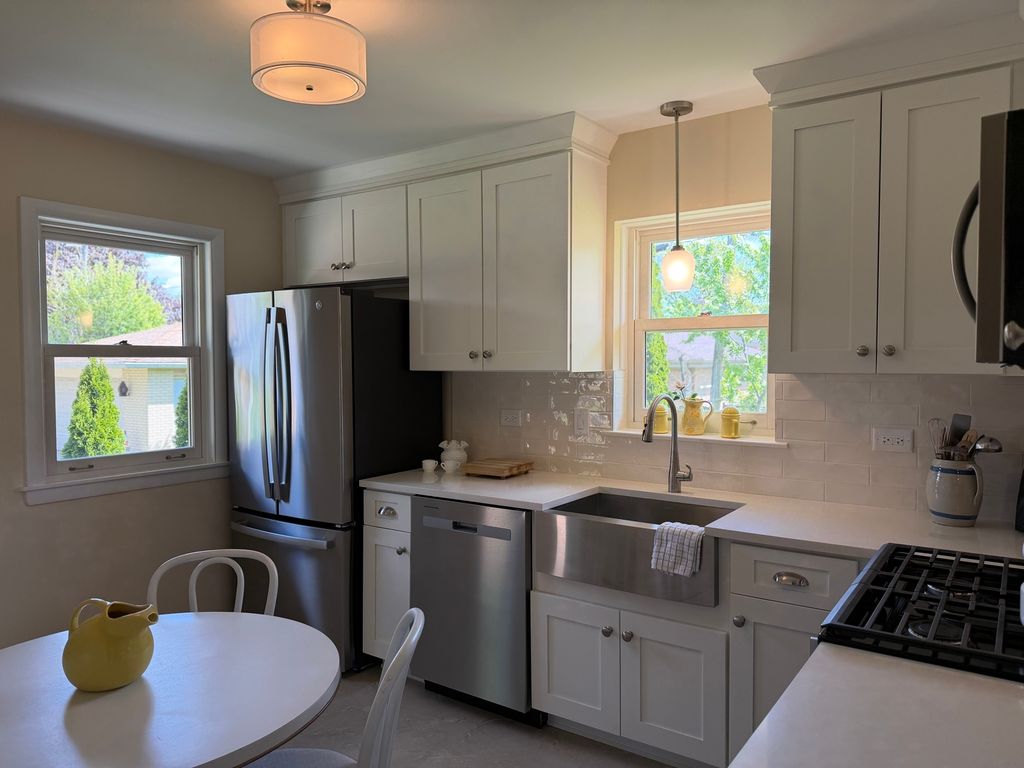 Image 11 of property listing at 10045 S 53rd Avenue, Oak Lawn, IL 60453