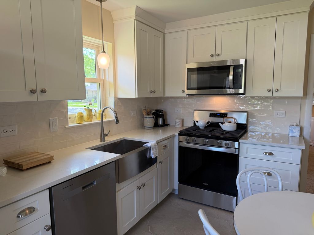 Image 12 of property listing at 10045 S 53rd Avenue, Oak Lawn, IL 60453