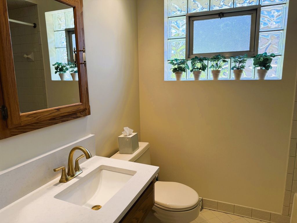 Image 15 of property listing at 10045 S 53rd Avenue, Oak Lawn, IL 60453