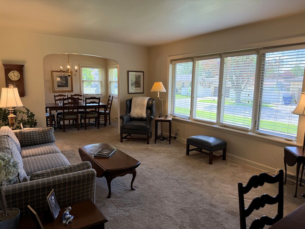 Image 3 of property listing at 10045 S 53rd Avenue, Oak Lawn, IL 60453