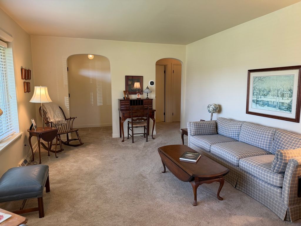 Image 4 of property listing at 10045 S 53rd Avenue, Oak Lawn, IL 60453