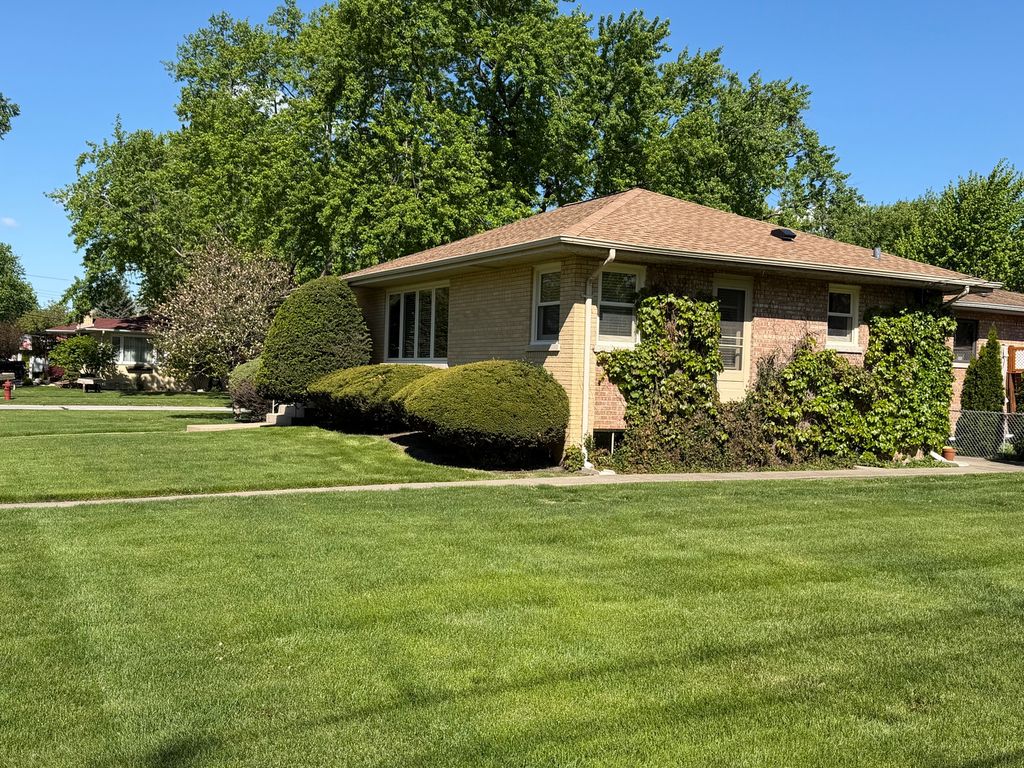 Image 31 of property listing at 10045 S 53rd Avenue, Oak Lawn, IL 60453