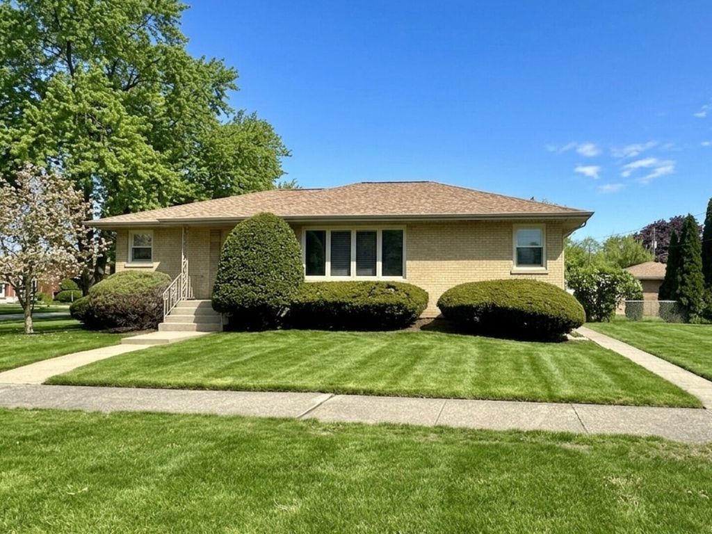 Image 32 of property listing at 10045 S 53rd Avenue, Oak Lawn, IL 60453