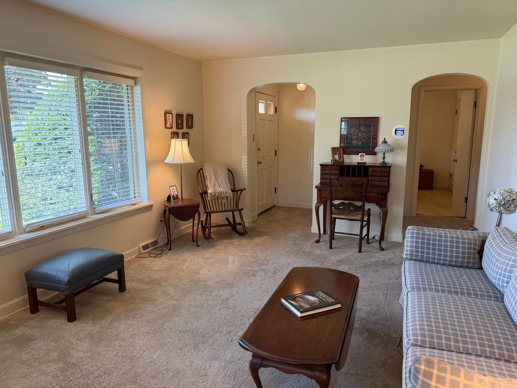 Image 5 of property listing at 10045 S 53rd Avenue, Oak Lawn, IL 60453