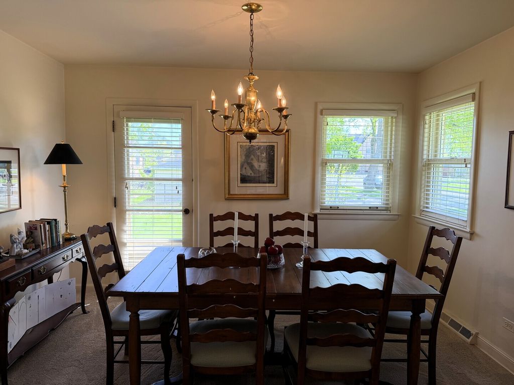 Image 6 of property listing at 10045 S 53rd Avenue, Oak Lawn, IL 60453