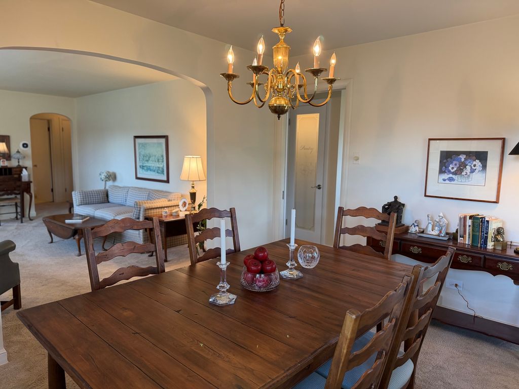 Image 8 of property listing at 10045 S 53rd Avenue, Oak Lawn, IL 60453