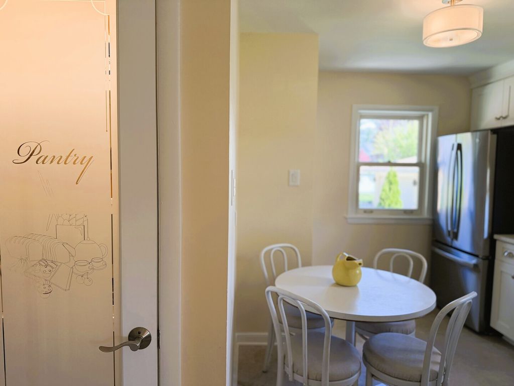 Image 10 of property listing at 10045 S 53rd Avenue, Oak Lawn, IL 60453
