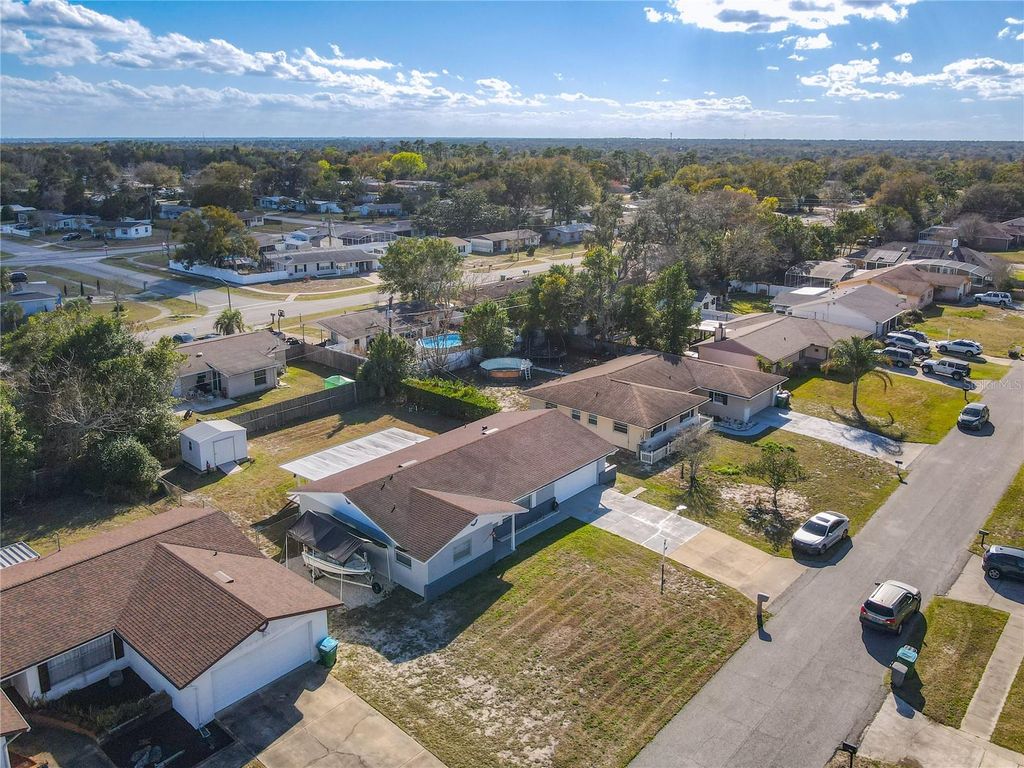 Image 2 of property listing at 895 SUPERIOR STREET, Deltona, FL 32725