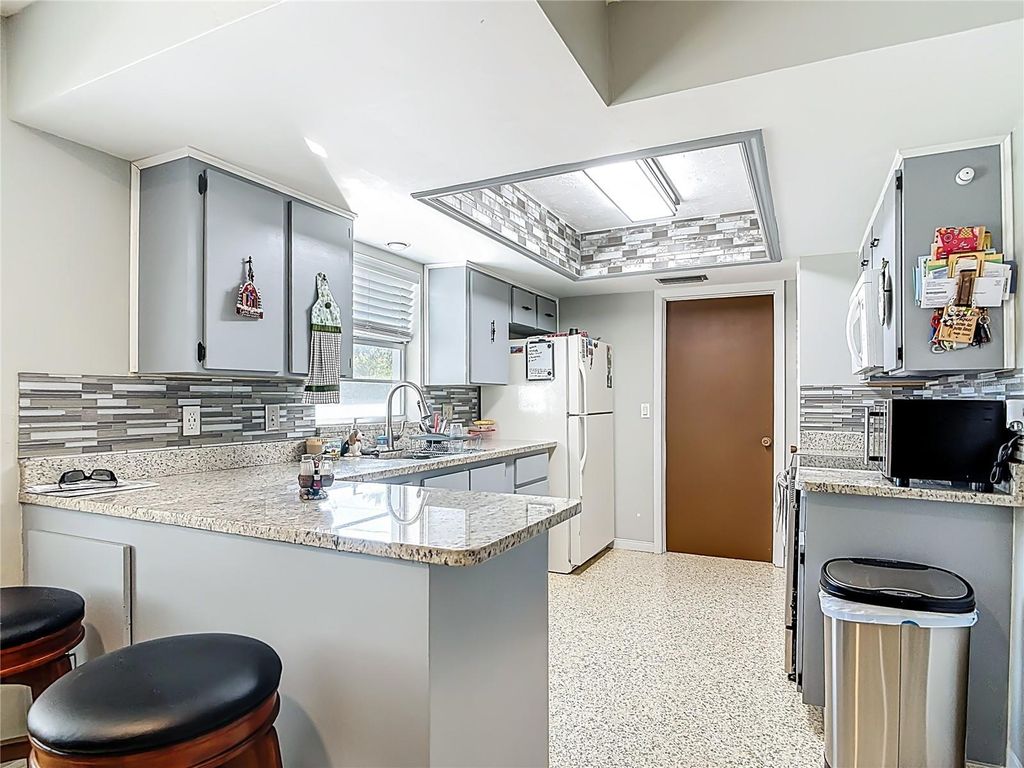 Image 13 of property listing at 895 SUPERIOR STREET, Deltona, FL 32725