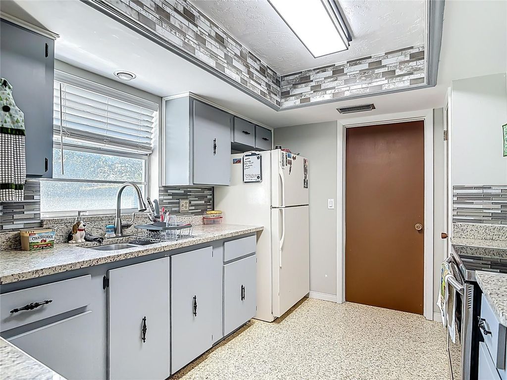 Image 15 of property listing at 895 SUPERIOR STREET, Deltona, FL 32725