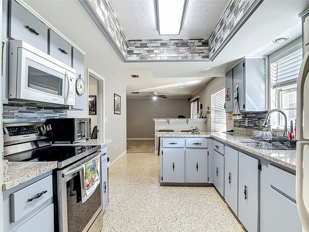 Image 16 of property listing at 895 SUPERIOR STREET, Deltona, FL 32725