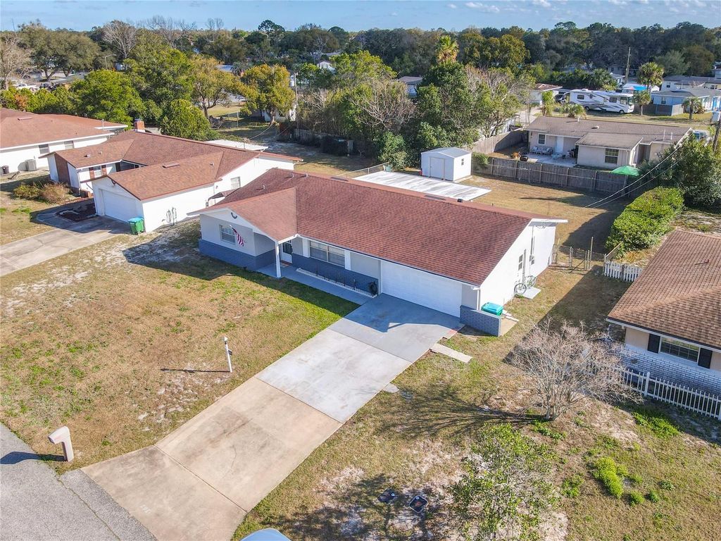 Image 5 of property listing at 895 SUPERIOR STREET, Deltona, FL 32725