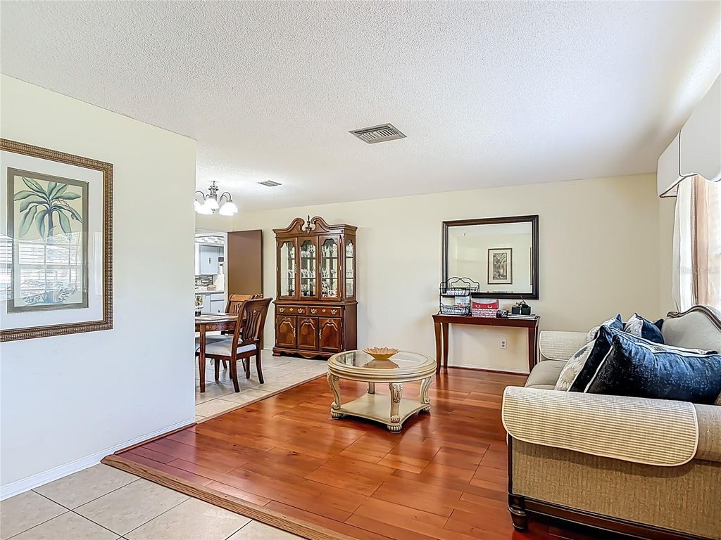 Image 8 of property listing at 895 SUPERIOR STREET, Deltona, FL 32725