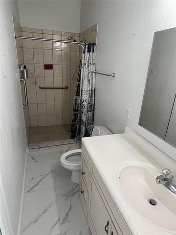 8601 TWIN LAKES BOULEVARD, Tampa, FL 33614