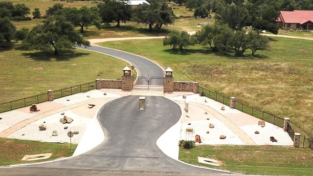 181 Kadens BLF, Round Mountain, TX 78663