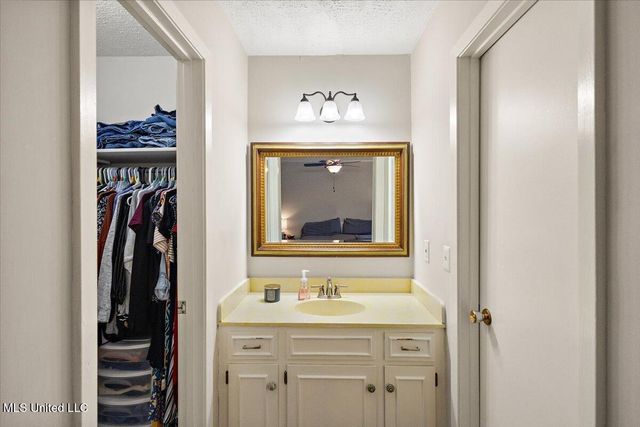 100 Abby Oak Drive, Clinton, MS 39056