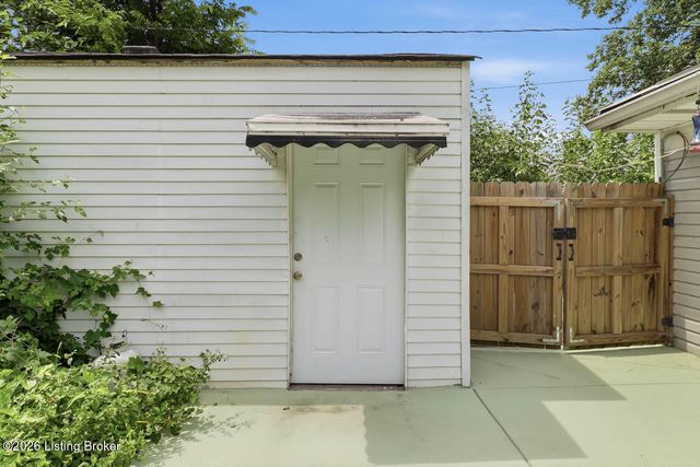 229 Flamingo Dr, Louisville, KY 40218
