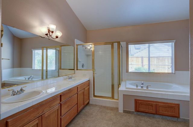 2898 E Pryor Drive, Fresno, CA 93720